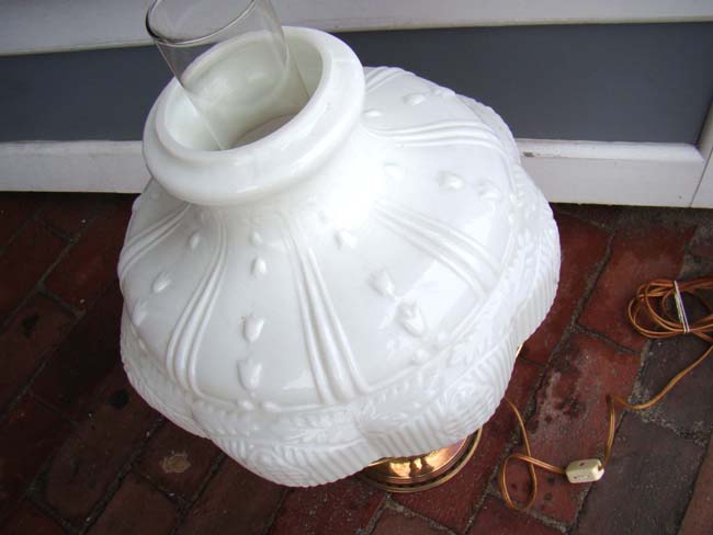 A very nice late 19th century oil lamp, converted to electricity — image 2